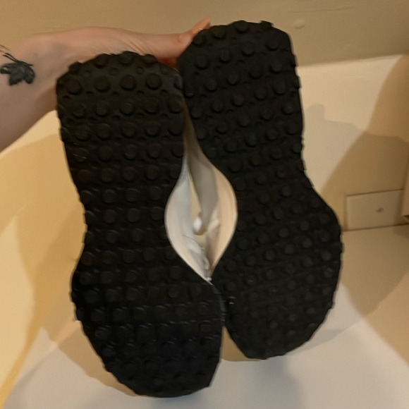 New Balance 327 - Picture 3 of 5